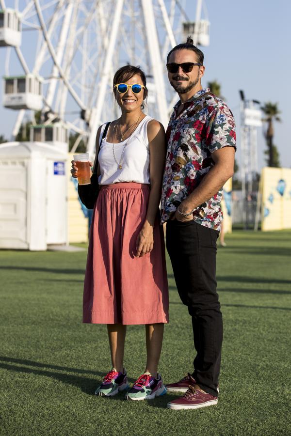 La actriz disfrutó del festival con esta falda midi rosa que conjuntó con snakers de Adidas.