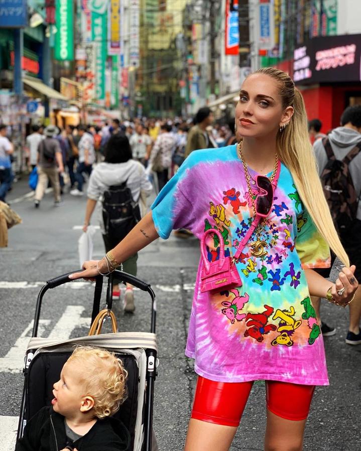 Chiara Ferragni nos ha dejado con la boca a bierta debido a este look compuesto por unas mallas de ciclista de vinilo que combinó con una camiseta de tie-dye estampada con ositos y un mini bolso de Jacquemus.