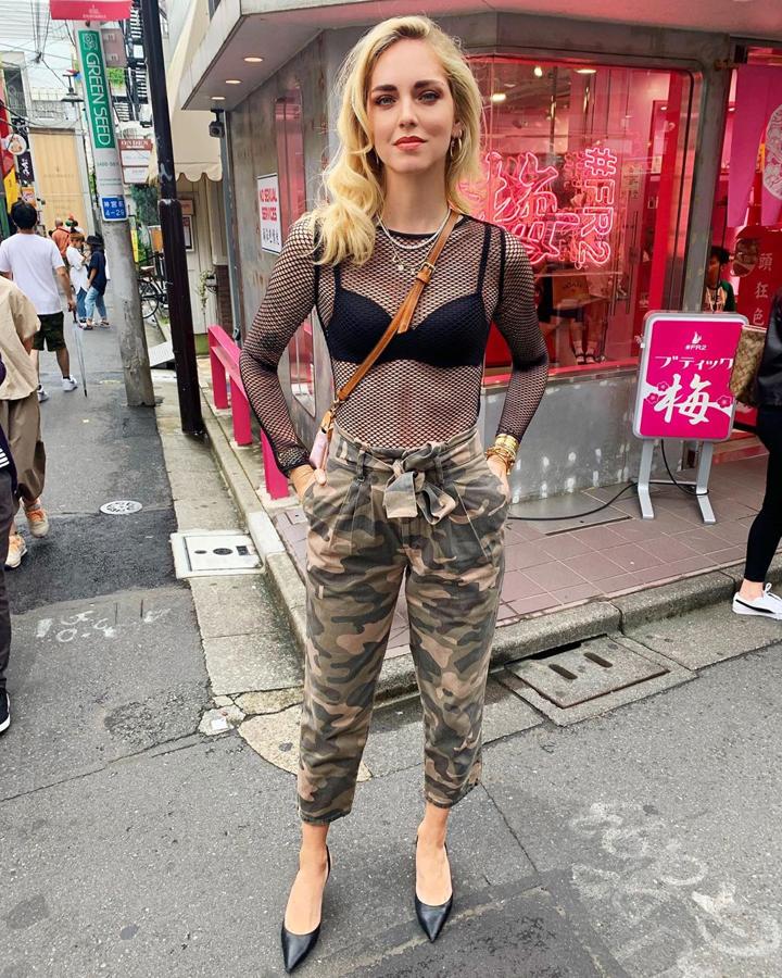 Chiara Ferragni escogió este total look de Twinset formado por unos pantalones de estampado de camuflaje y un top de rejilla negro.