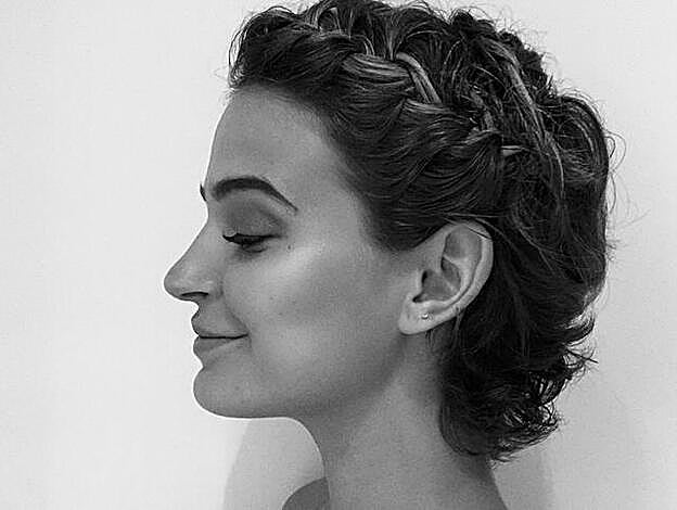 Laura Escanes llevó en la boda de Lovely Pepa una trenza lateral.