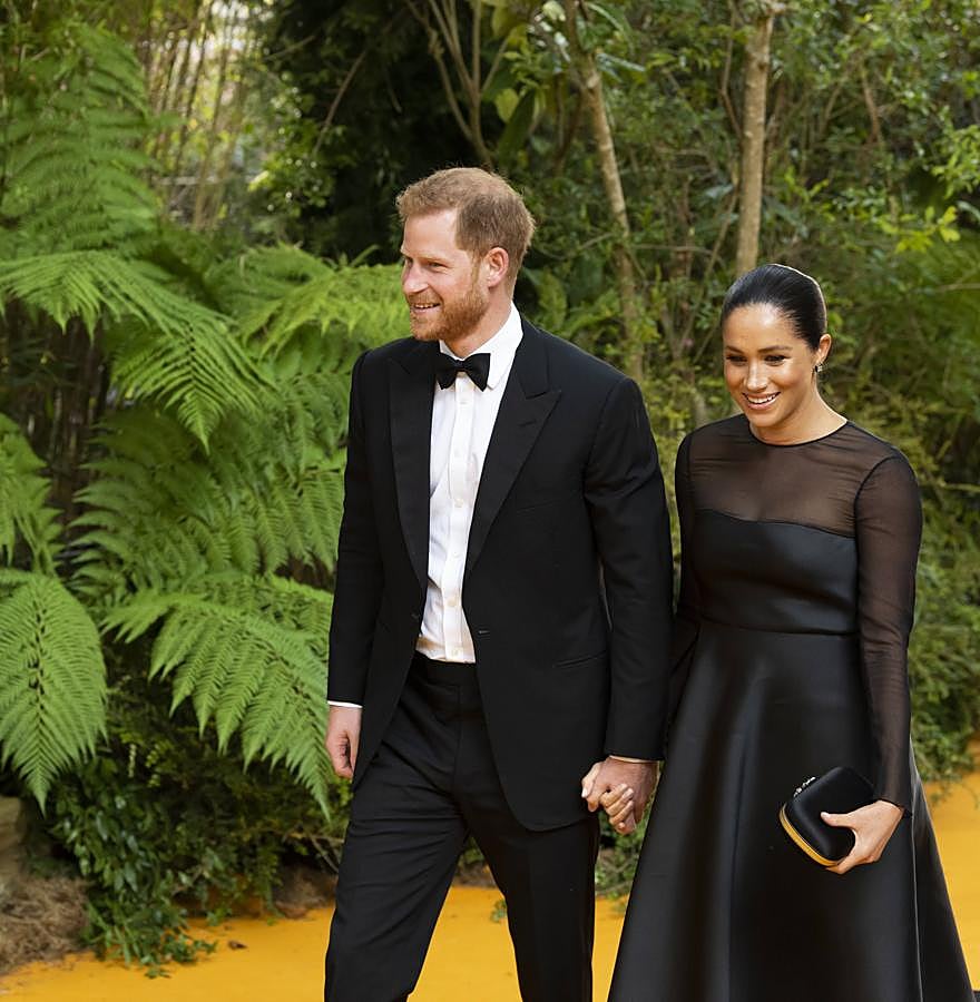 Desde que Meghan Markle abandonó su carrera como actriz para casarse con el Príncipe Harry no había vuelto a pisar la alfombra roja. En el estreno de 'El Rey León', ha vuelto a ella (aunque esta vez era amarilla) convertida en Duquesa de Sussex.