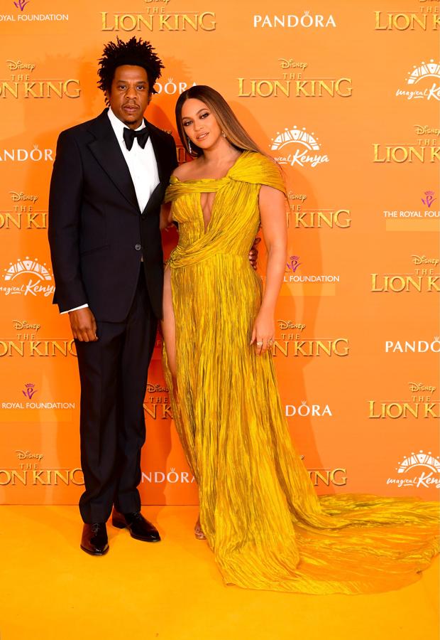Beyoncé, que posó con su marido, Jay-Z, apostó por un diseño de la firma Cong Tri que no dejaba lugar a la imaginación y con el que, sin duda, sella uno de los looks de alfombra roja más sexy del año. Lo combinó con sandalias de Jimmy Choo.