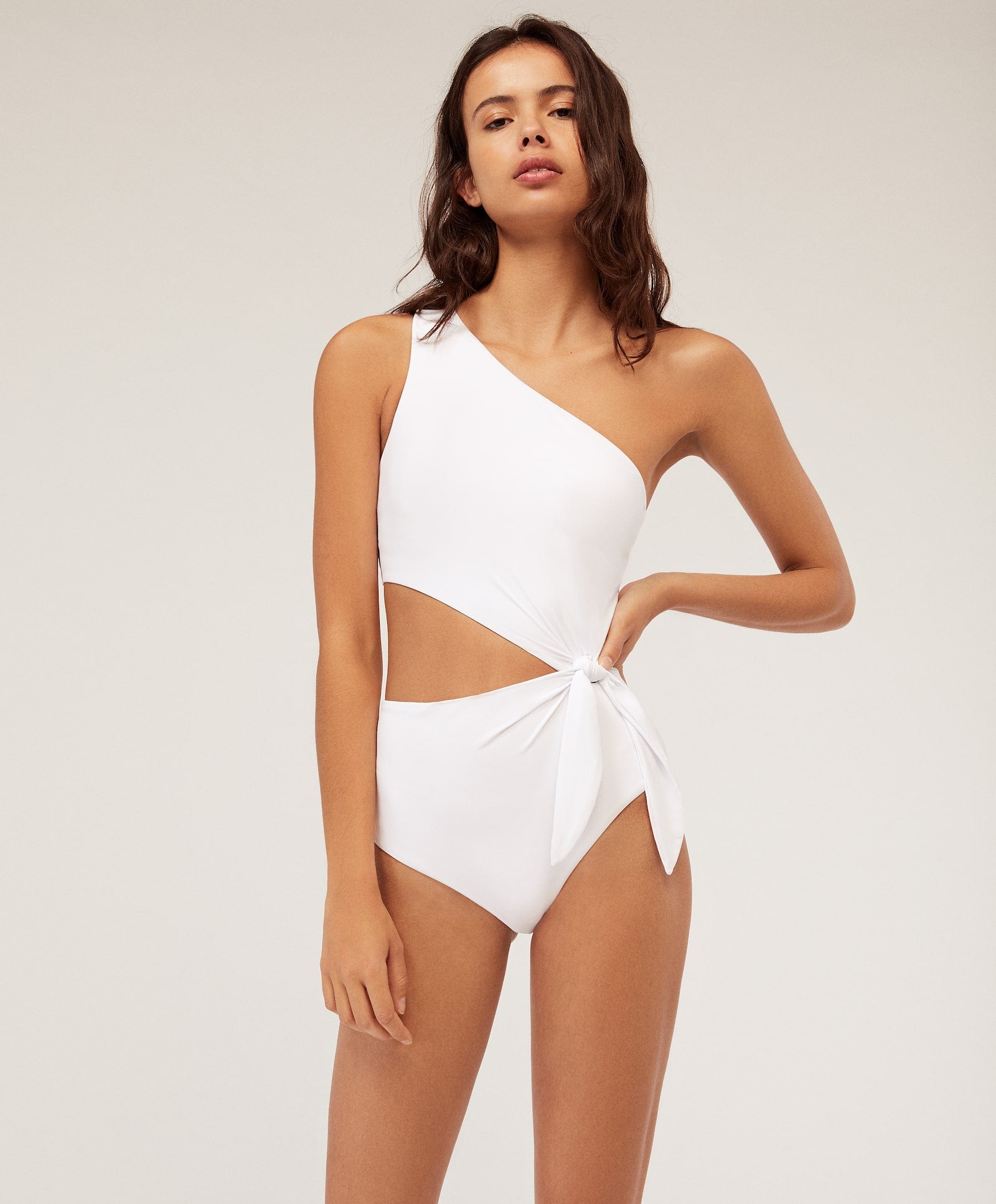 No es un mito, combinar un traje de baño de color blanco cuando ya te ha dado el sol es muy efectivo. Evítalo cuando tu tono de piel sea igual de blanco. Además, con este bañador cut out de Oysho vas a lucir tipazo sí o sí. (29,99 euros).