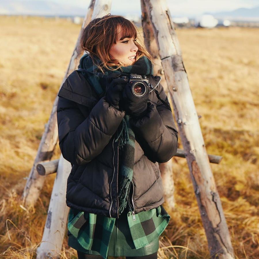 Como embajadora de Stradivarius, Aitana luce las prendas de la firma de maravilla. Este abrigo 'puffy' con la sobrecamisa de cuadros es un buen ejemplo.