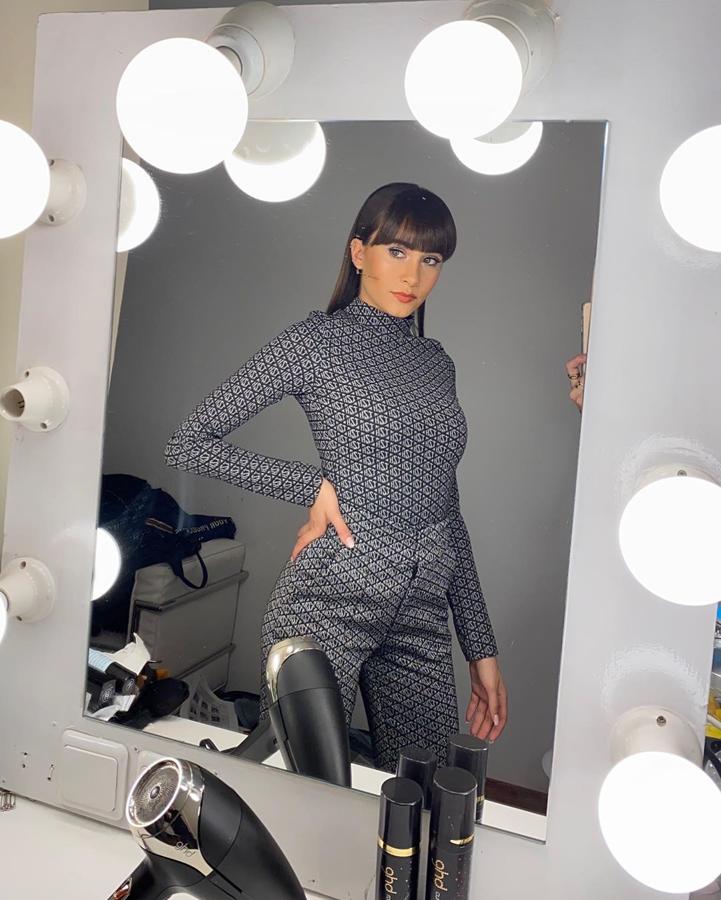 De sus looks más originales. Aitana se atreve con todo y este conjunto de pantalones y camiseta ajustada de manga larga y cuello alto le sentaba de maravilla.