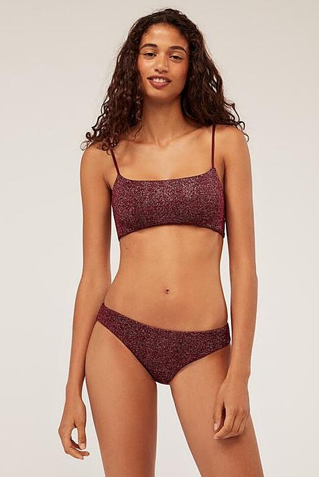 Bikini de dos piezas en granate con purpurina, de Oysho. El top cuesta 17,99 y la braguita, 12,99 euros.