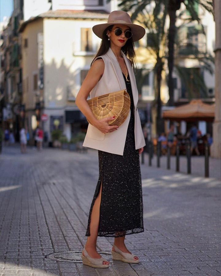 Con un sencillo vstido negro debajo queda así de bien. En este caso, @missmondo ha elegido uno de rejilla con puntitos blancos que aún puedes encontrar en las rebajas de Zara. Pero tendrá que ser en tienda, porque en web no queda absolutamente nada.