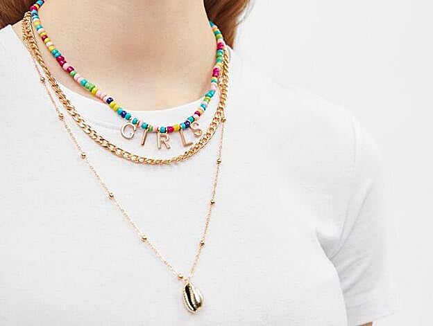 En Bershka hay este collar de abalorios de colores rebajado.
