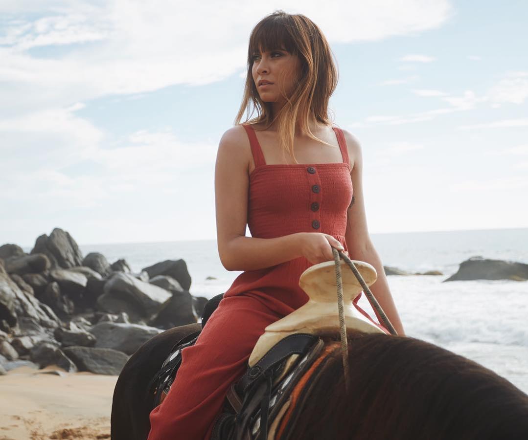 La comodidad es una de las premisas de la cantante, que suele llevar prendas prácticas y sencillas como este mono con elástico en la parte de arriba, de Stradivarius.