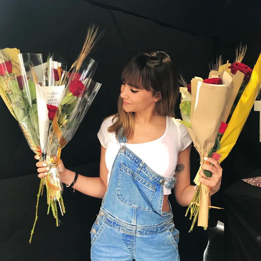 Si hay alguien a quien el peto le sient así de bien es a ella. Una prenda que no duda en lucir de vez en cuando, en esta ocasión, de pantalón corto. Le da su toque personal con un tirante caído.