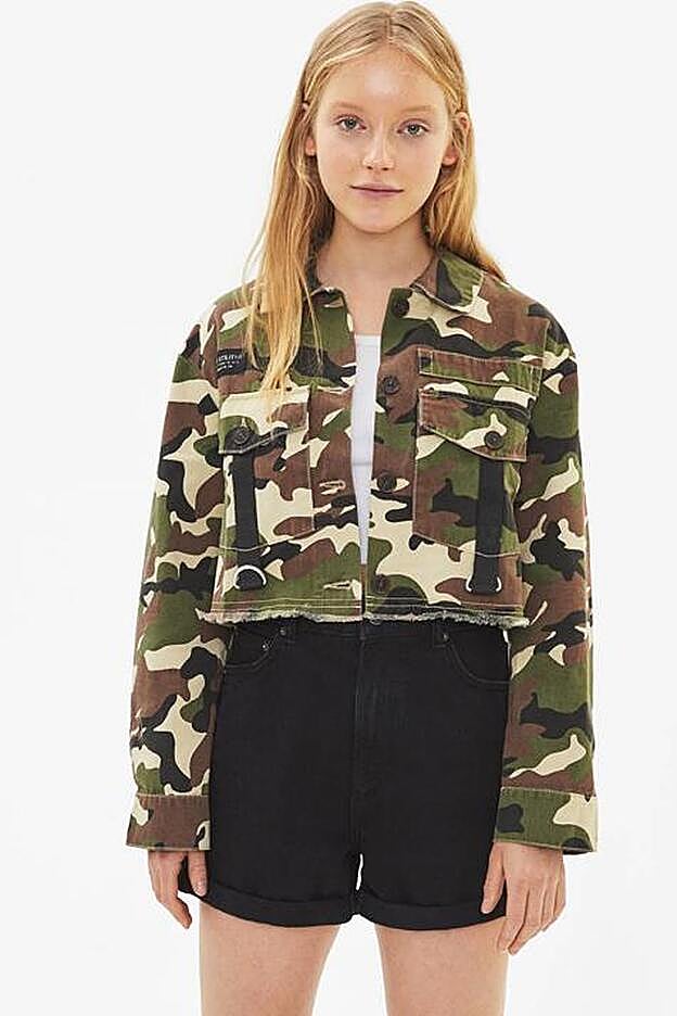 La cazadora cropped con estampado camuflaje de Bershka.