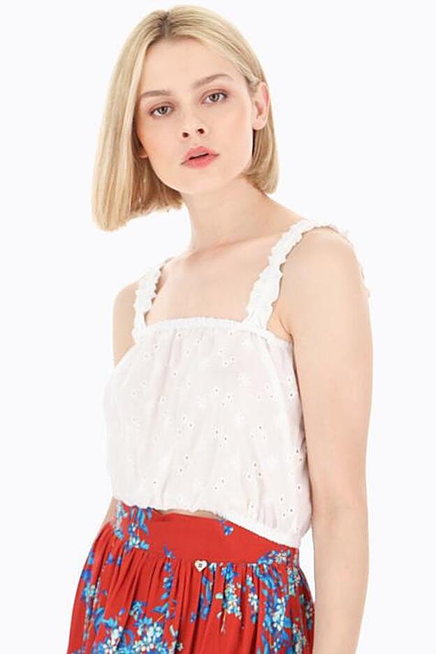 El top romántico de tirantes que lleva Teresa Bass es de la firma Please.