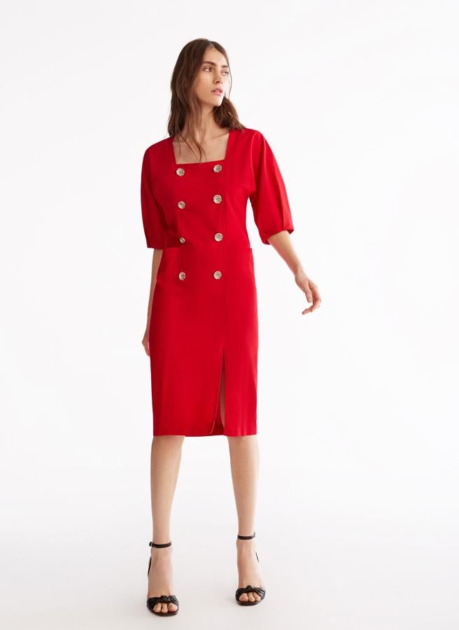 Vestido rojo con manga con volumen y botones dorados, costaba 129 euros y se ha quedado en 69,95 euros.