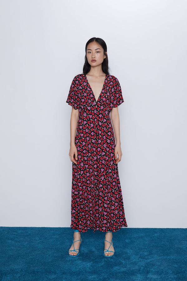 Este es justo el mismo modelo que ha lucido Marta Ortega en la junta de accionistas de Inditex. Cuesta 39,95 euros y está disponible, de momento, en todas las tallas.