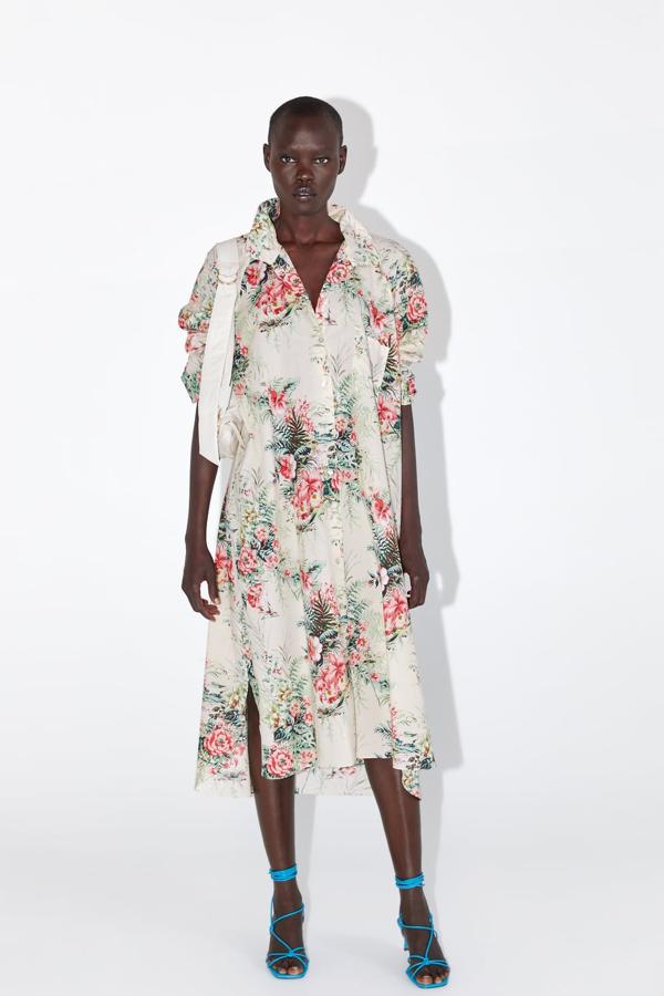 Vestido de cuello solapa y manga por debajo del codo acabada en vuelta. Lleva línea evasé, bolsillo de plastrón en pecho y bajo asimétrico. Cierra en el frontal con botones (Zara, 39,95 euros).