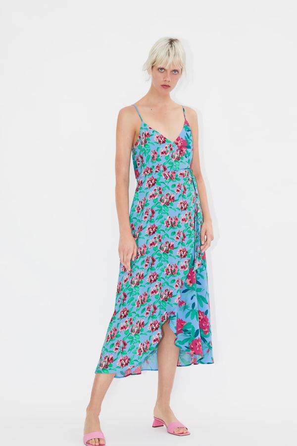 Vestido midi de escote pico y tirantes finos ajustables. Lleva una lazada en lateral, el bajo asimétrico y ciierre con cremallera lateral oculta en costura (Zara, 39,95 euros).