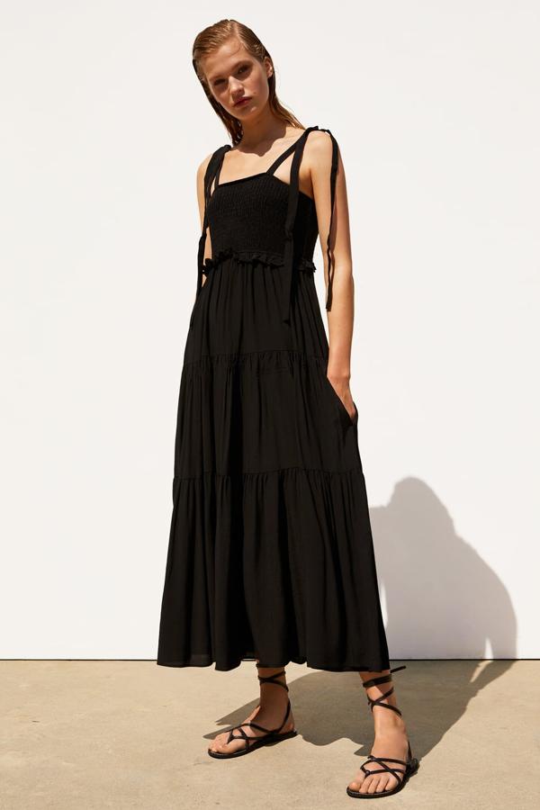 Vestido largo de escote recto y tirantes ajustables con lazada. Detalle de elástico tipo nido de abeja en pechera (Zara, 29,95 euros).