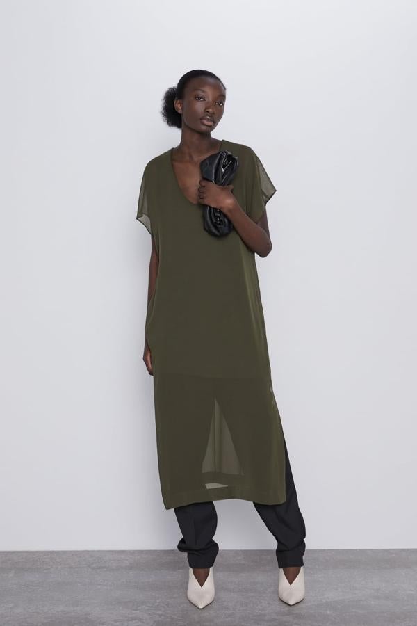 Vestido con escote pico y manga corta. Lleva forro interior y el bajo acabado con aberturas laterales (Zara, 29,95 euros).