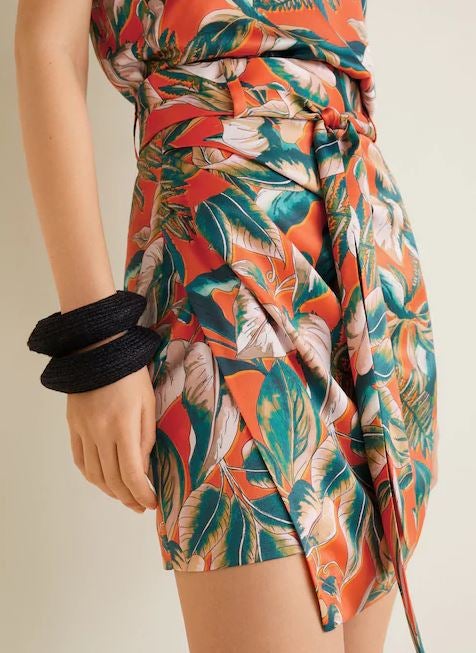 Falda cruzada con estampado tropical de la nueva colección de Mango. (29,99 euros).
