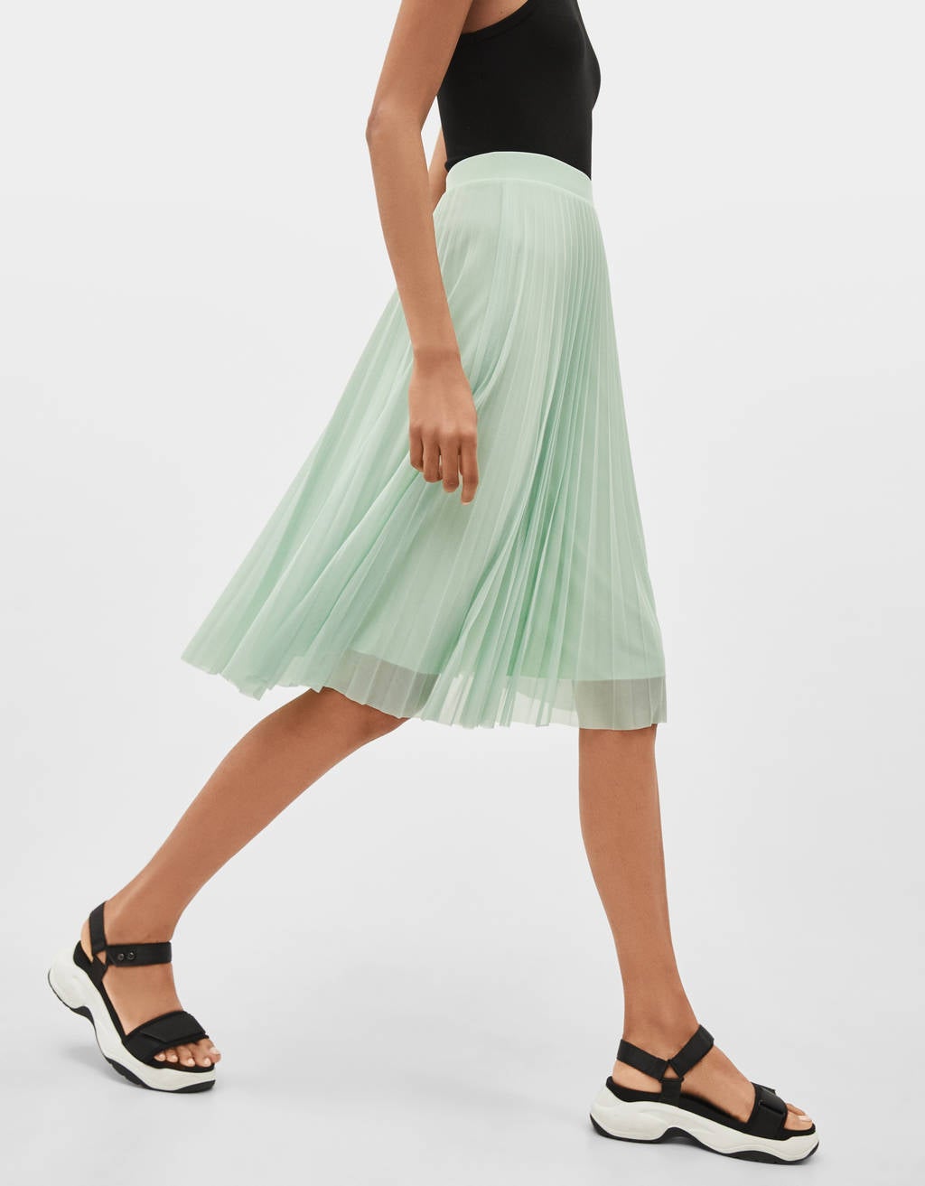 Falda de tul plisada en tono verde agua. Disponible en más colores. De Bershka. (19,99 euros).
