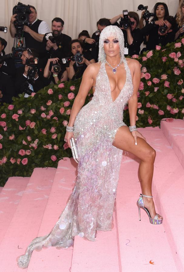 Este es uno de los looks más espectaculares de Jennifer Lopez. La cantante vistió este vestido de Versace con escotazo y apertura lateral para asistir a la gala MET de 2019.