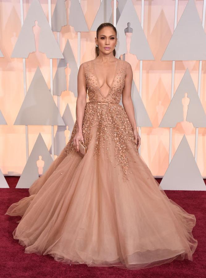 El look más romántico de Jennifer Lopez también tenía escotazo. Este es el vestido de Elie Saab que llevo en la gala de los Oscars de 2015.