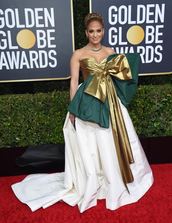 Para los Globos de Oro de este año 2020, Jennifer Lopez escogió un llamativo vestido con un lazo dorado y verde XL en el escote.