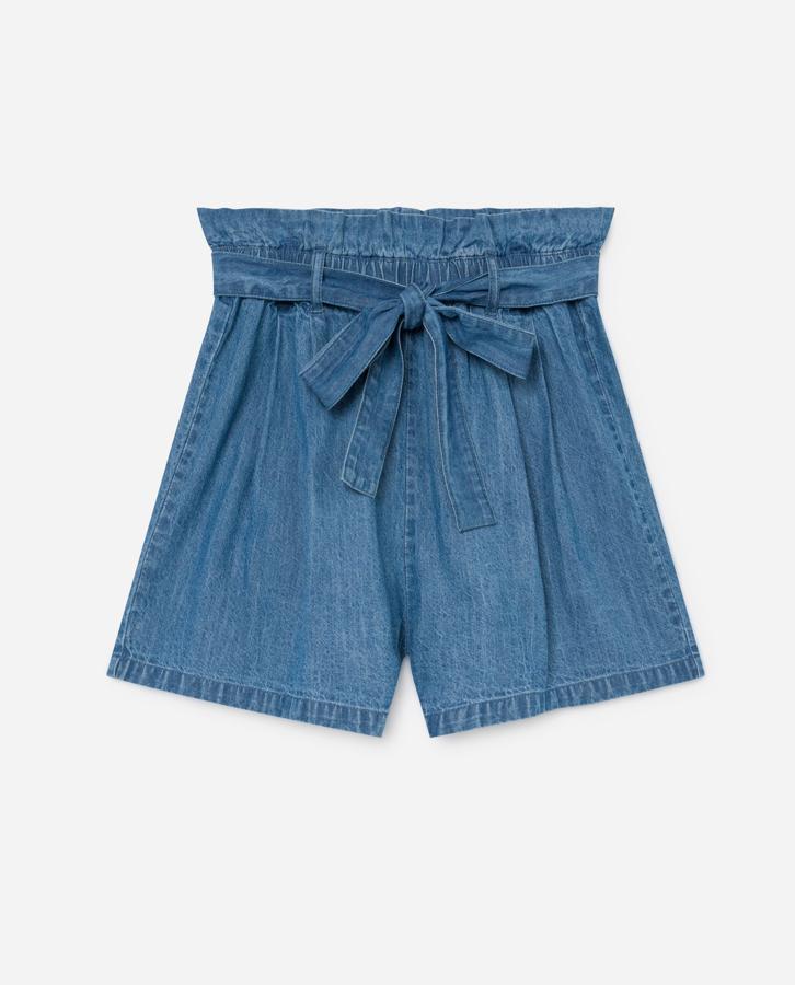 Si quieres unos vaqueros que puedas estrenar ya, elige unos shorts. Estos son en versión romántica, anchos de pierna y ajustados a la cintura con un lazo (3,99 euros).
