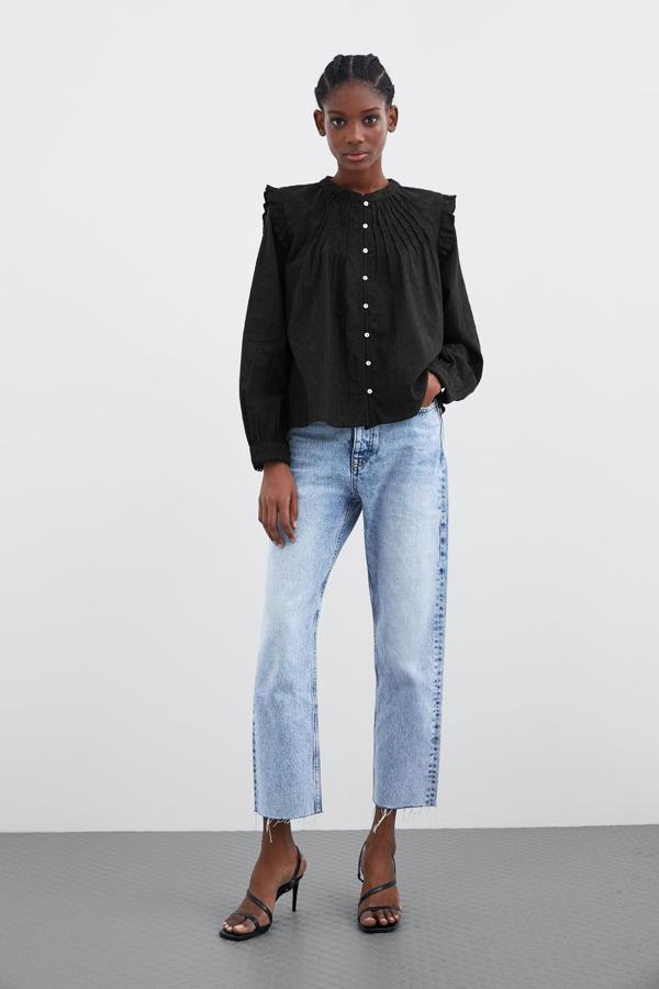 Esta blusa se convertirá en un básico imprescindible de tu fondo de armario, y en las rebajas de Zara pasa de 25.95 a 9.99 euros.
