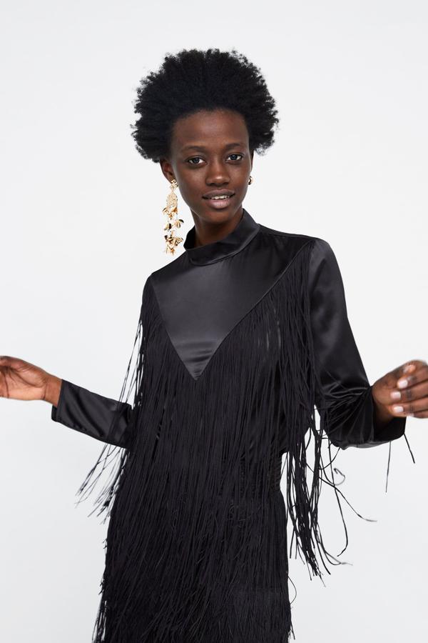 Este top de satén y flecos es uno de los más baratos de las rebajas de Zara: pasa de 25.95 a 5.99 euros.