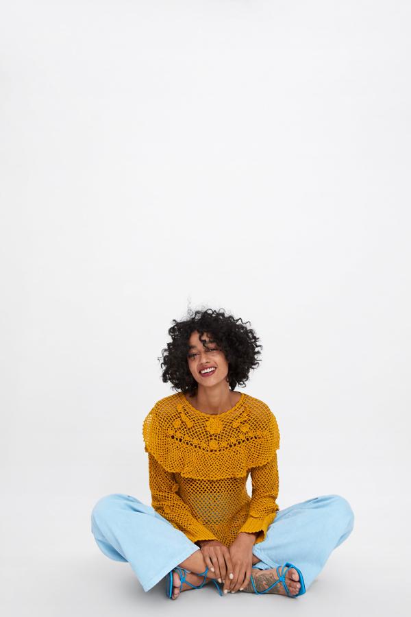 Este jersey de crochet amarillo mostaza está rebajado en Zara de 29.95 a 9.99 euros.
