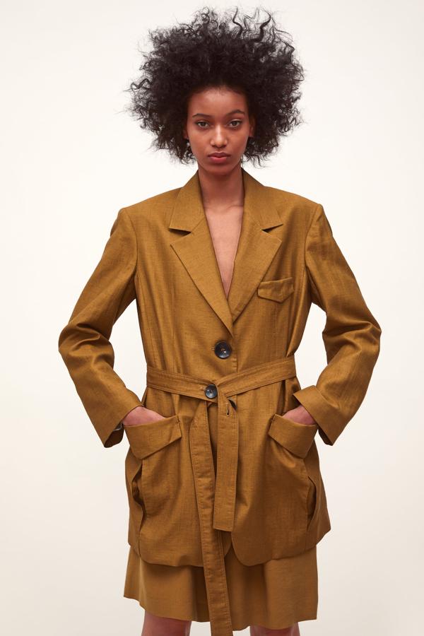 Esta blazer de lino oversize es un chollo, pasa de 59.95 a 19.99 euros en las rebajas de Zara.