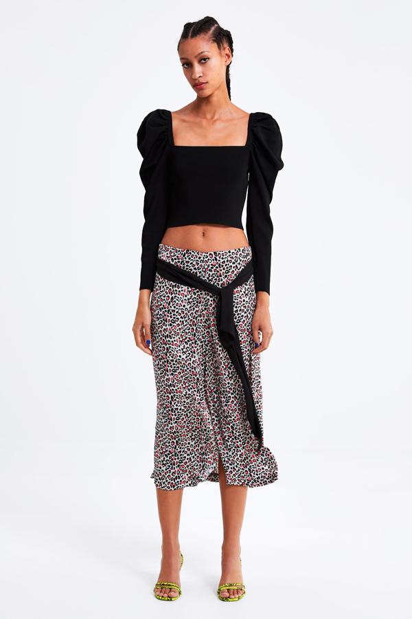 Esta falda mini 'animal print' está rebajada en Zara de 29.95 a 9.99 euros.