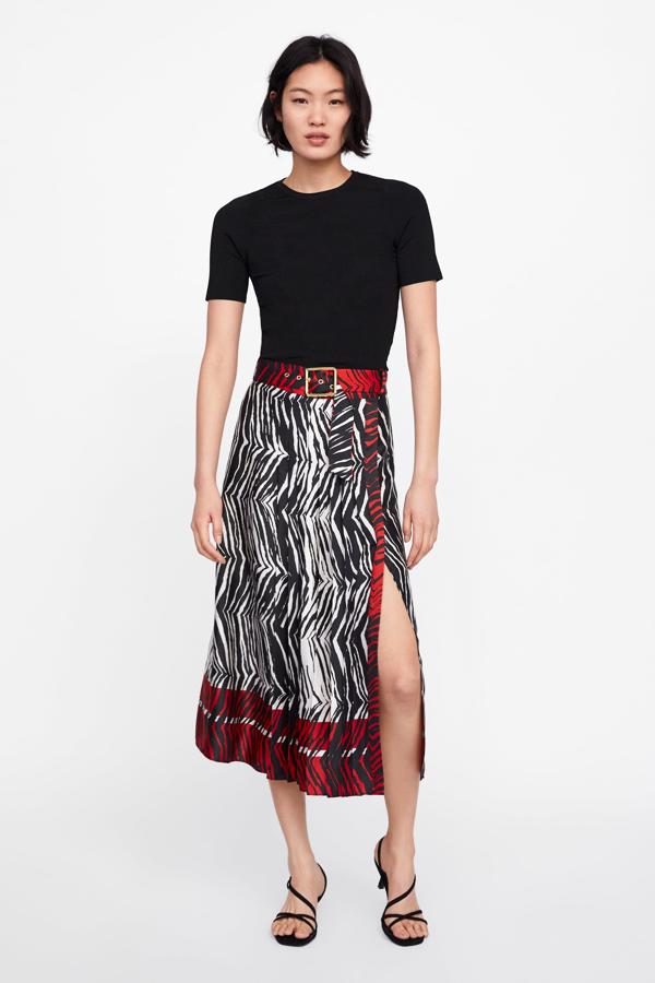 Esta original falda midi con estampado 'animal print' pasa de 49.95 a 12.99 euros en las rebajas de Zara.