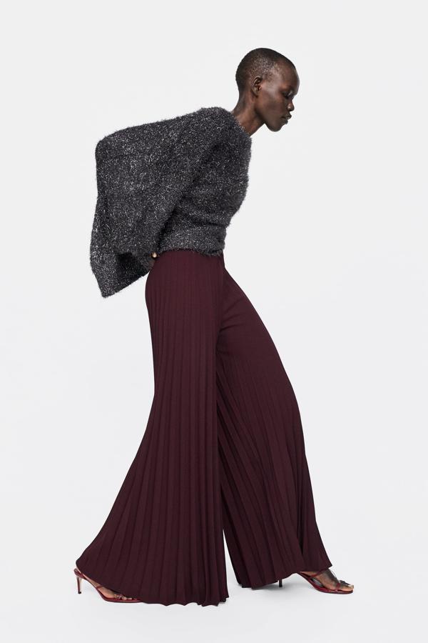 Estos pantalones palazzo plisados en color burdeos pasan de 39.95 a 12.99 euros en las rebajas de Zara.
