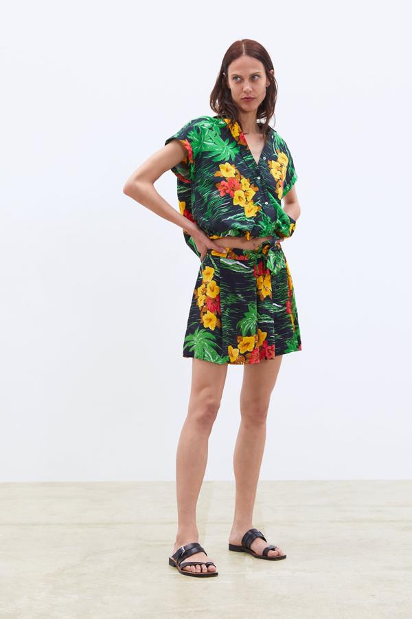 Estas bermudas con estampado tropical pasan en las segundas rebajas de Zara de 25.95 a 9.99 euros.