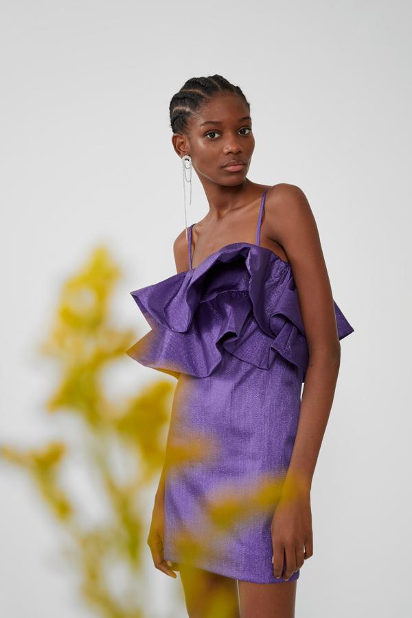 De este vestido de fiesta impresionante ya te hemos hablado. Pero, lo mejor, es que ahora está aún más barato y ha pasado en las rebajas de Zara a 12.99 euros.