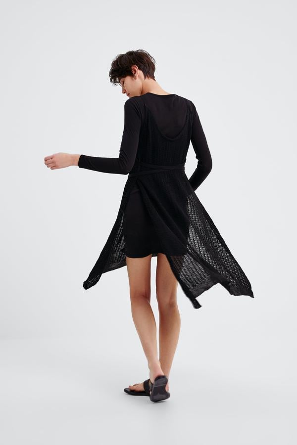 Este vestido negro combinado con crochet pasa de 39.95 a 9.99 euros en las rebajas de Zara.