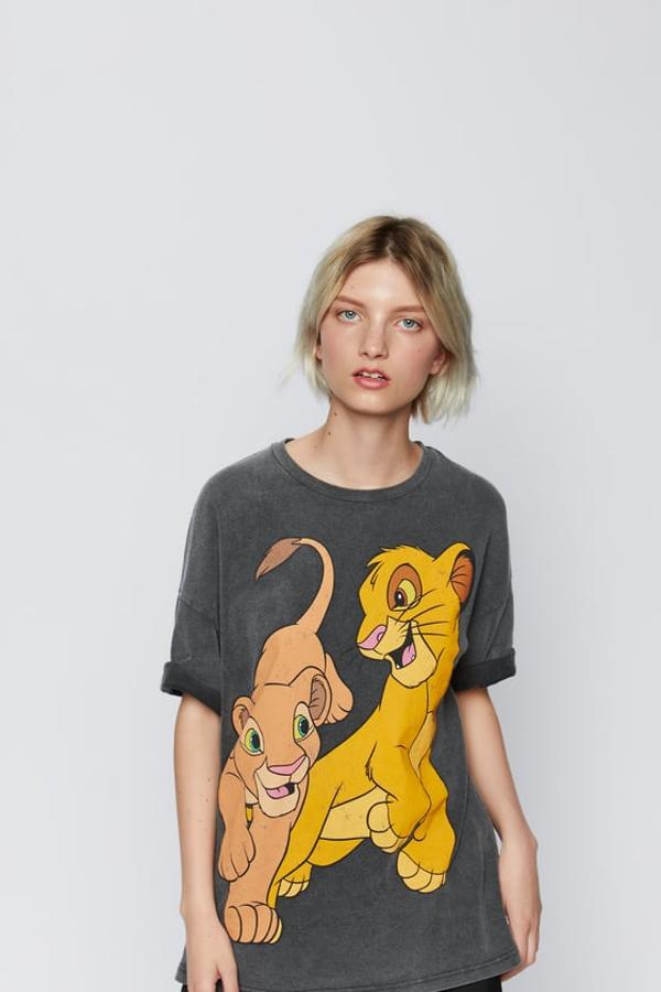 Zara tiene a la venta varias camisetas con imágenes de 'el Rey León' como esta por 15,95 euros.