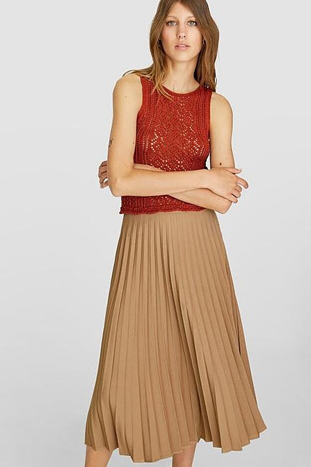 Otro diseño de falda midi en color besi disponible en Stradivarius.