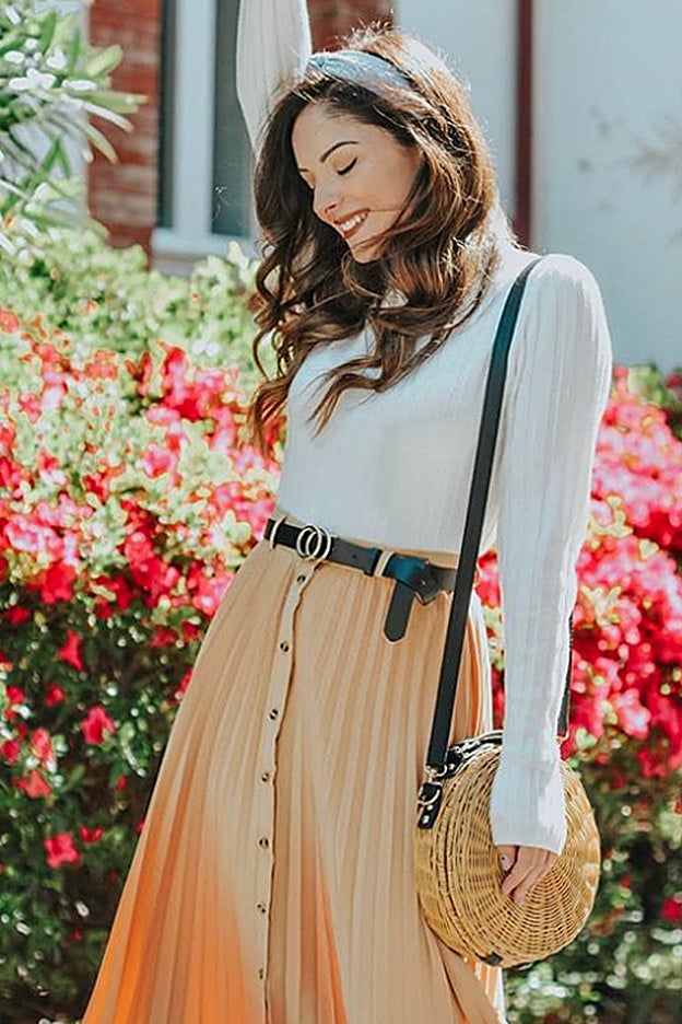 La coruñesa Petiti Sweet Couture también lleva la falda midi de Stradivarius.