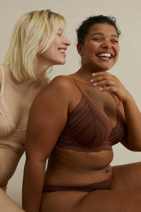 La nueva campaña se llama 'Portraits' y consta de de piezas de lencería y pijamas en tonos tierra, marrones y nude con materiales como el encaje y el tul.