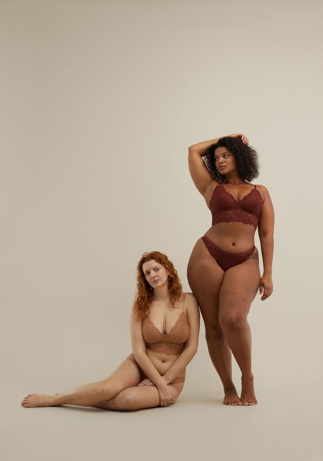 En encaje es uno de los protagonistas de la colección que lucen las mujeres curvy demostrando que les queda igual de bien que a las modelos profesionales. Es más, así nos sentimos más identificadas con las prendas.