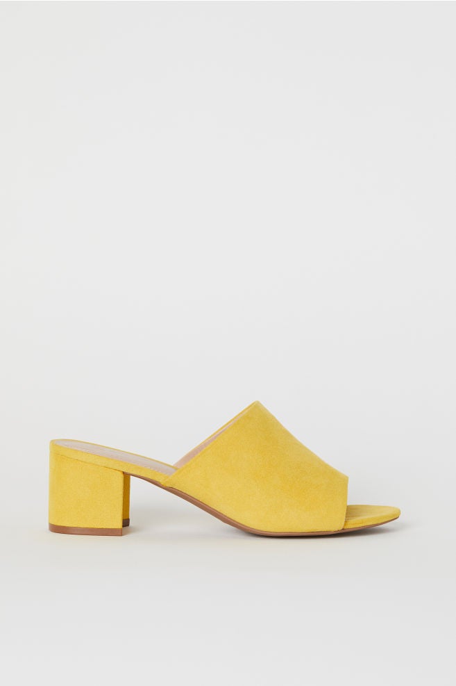 Sandalias destalonada color mostaza con tacón cuadrado, el más cómodo. Fíchalas en H&M. (24,99 euros).