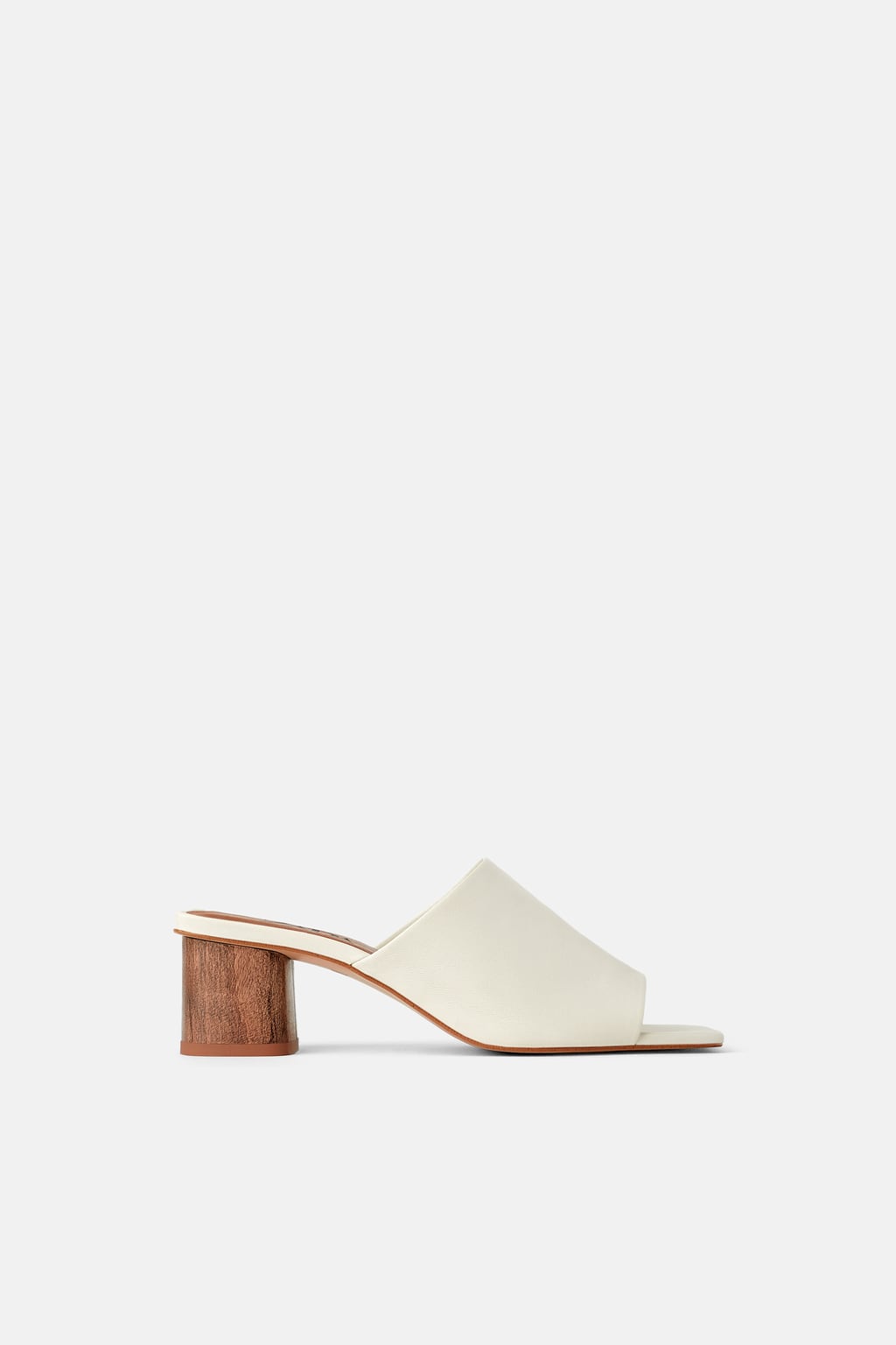 Mule blanco de piel con tacón efecto madera. (45,95 euros).