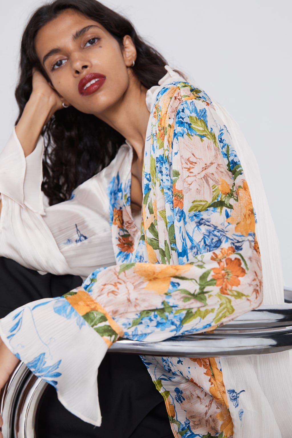 Blusa con cuello subido y escote a pico con estampado floral: 29,95 euros en Zara.