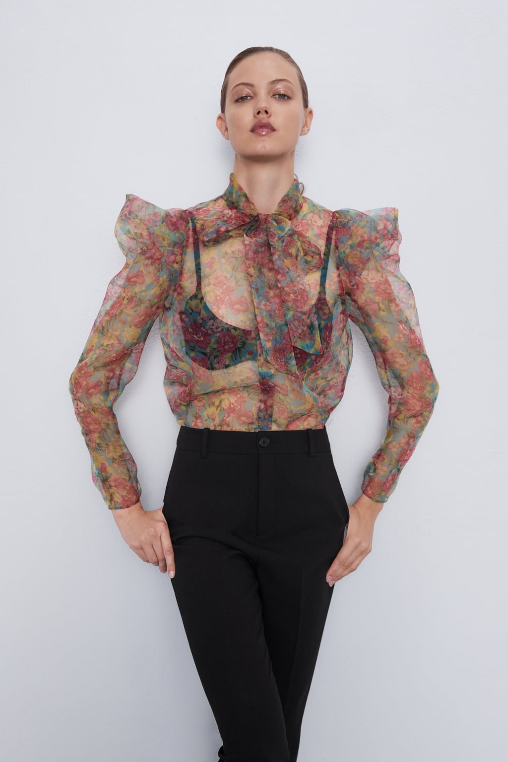 Blusa semitransparente con estampado floral y lazada: 29,95 euros en Zara.
