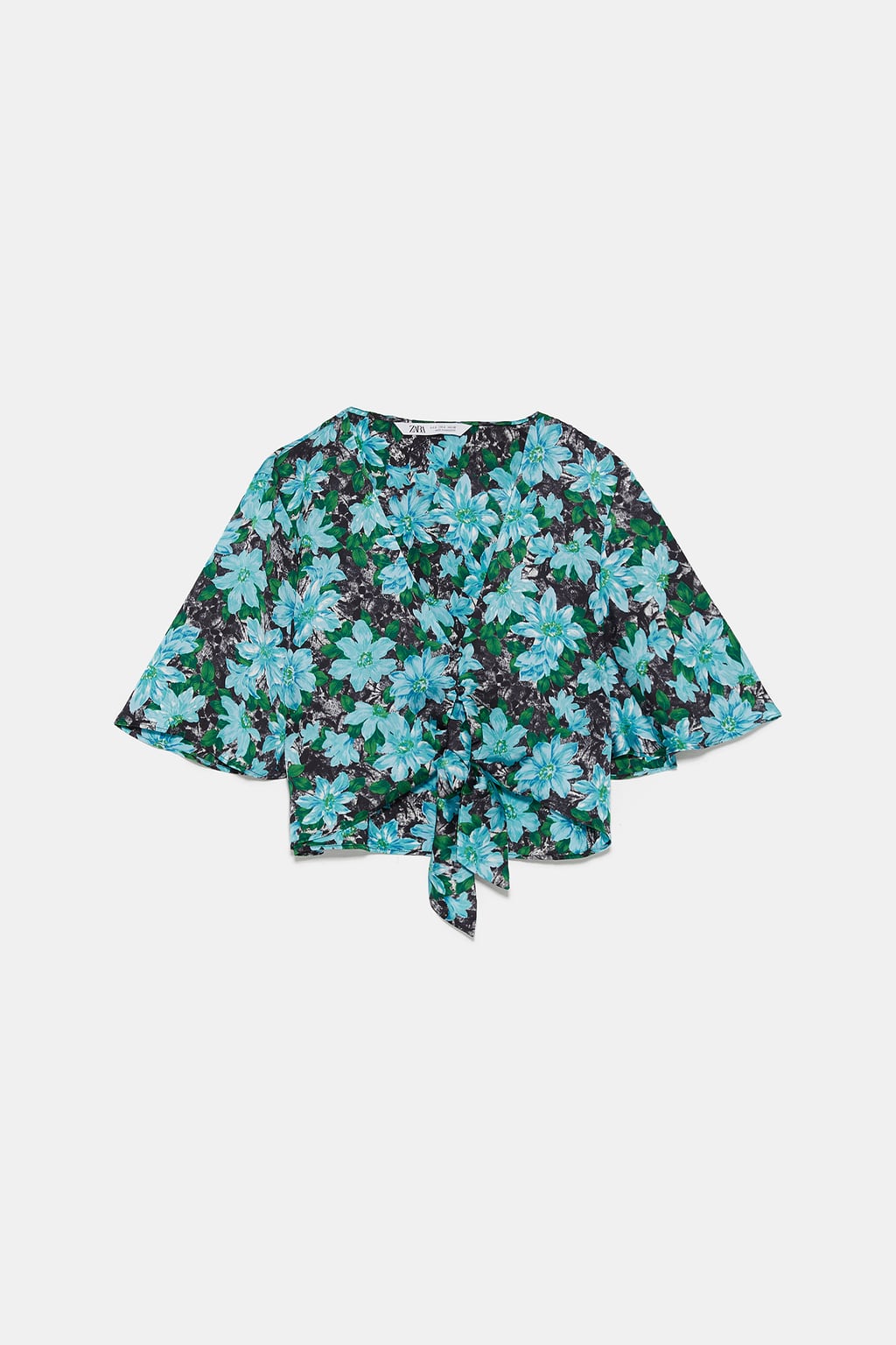 Blusa cropped con escote pico, manga corta y abotonada: 25,95 euros en Zara.