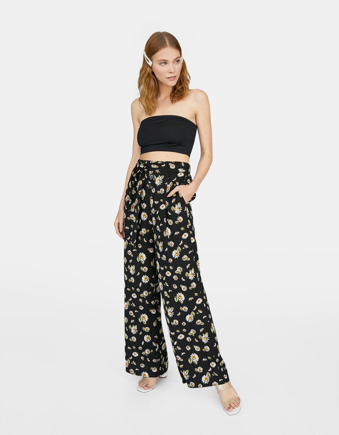 Pantalón de tiro alto con flores: 7,99 euros en Stradivarius.