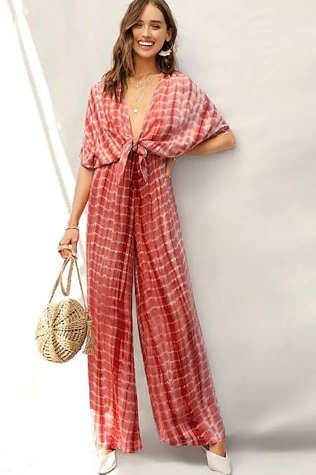 Mono tie dye con nudo delantero y escote a pico. (19 euros).